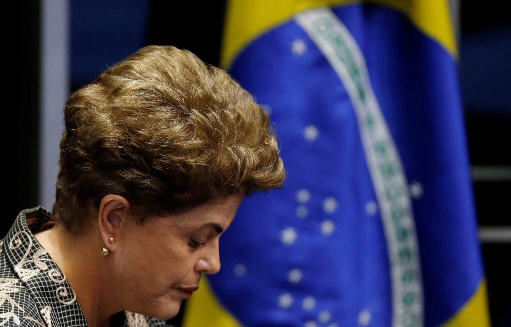 Dilma Rousseff diz que jamais renunciará e que é alvo de golpe de estado