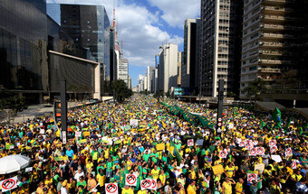 Dilma sob fogo: As imagens dos protestos 13
