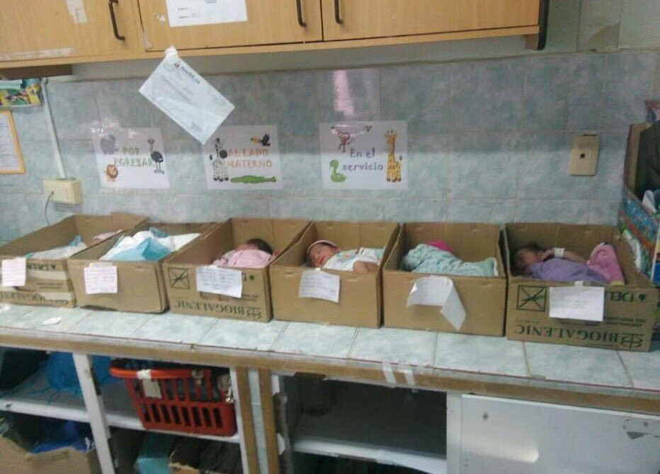 Divulgadas fotos de bebés a dormir em caixas de cartão num hospital da Venezuela