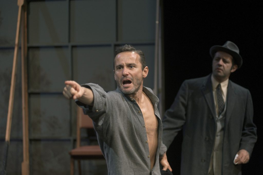 "Do Alto da Ponte", de Arthur Miller: Suspeição, ciúme, delação e traição no palco do São Luiz, em Lisboa