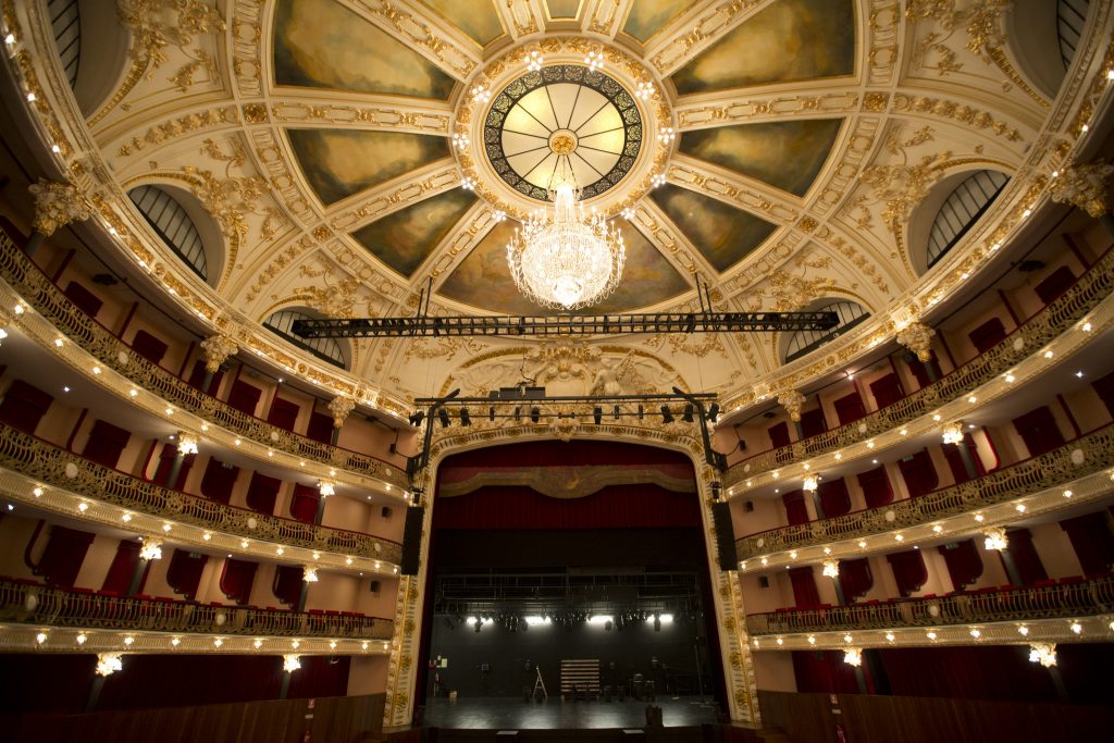 Do tempo em que teatro se escrevia com 'th'