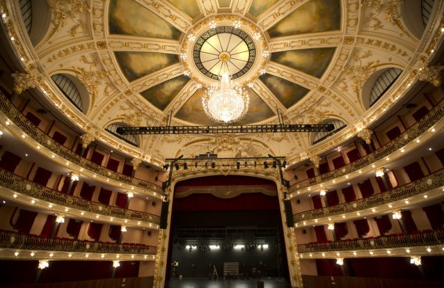 Do tempo em que teatro se escrevia com 'th'