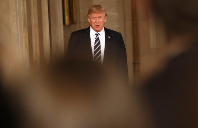 Donald Trump: 7 "factos alternativos" do primeiro mês de presidência