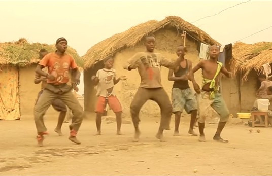 É ao som de Mastiksoul que os miúdos do Uganda dançam e fintam a miséria