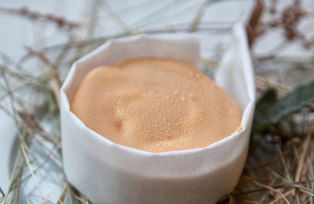 É queijo? Não. É uma madalena de alperce com recheio de queijo Serra da Estrela e creme de pêssego
