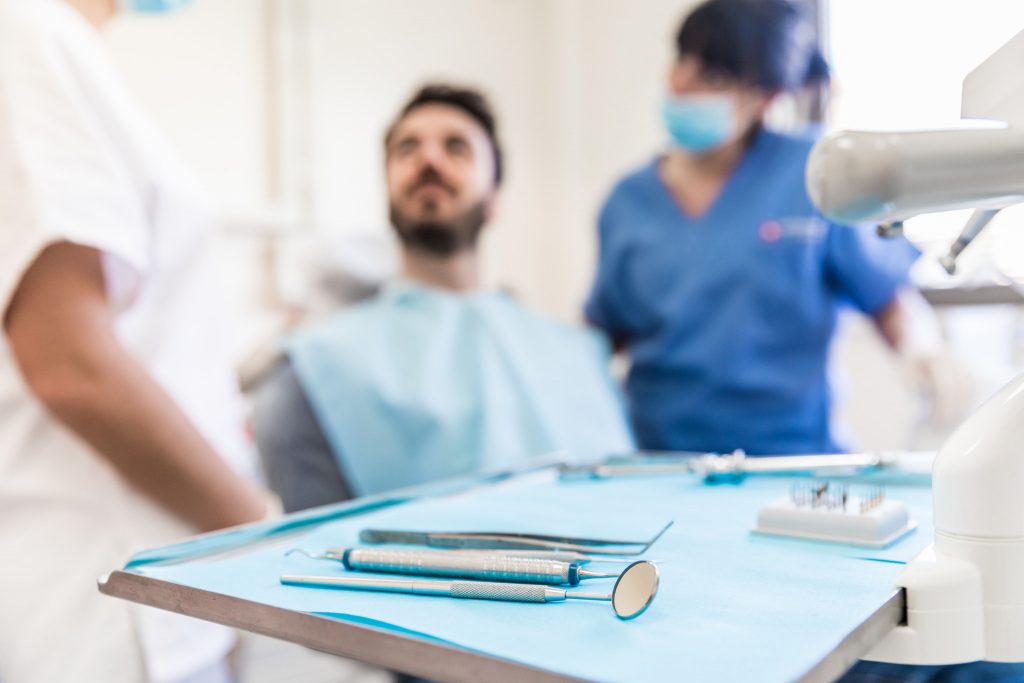 ​​​​​​​Qual é a idade mínima e máxima para colocar implantes dentários?