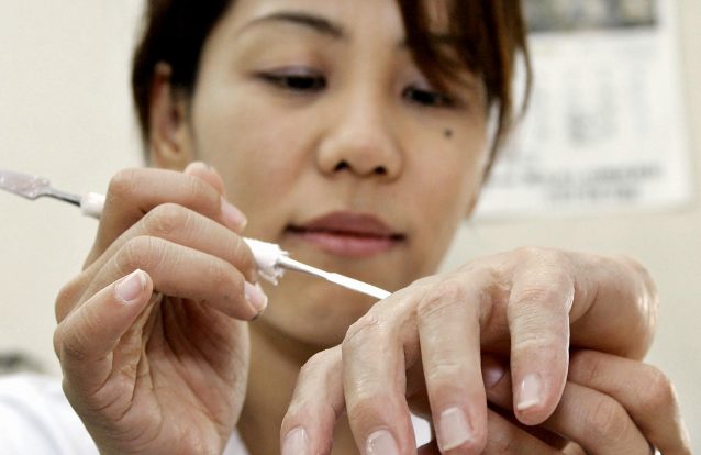 Ela faz dedos falsos para gangsters reformados