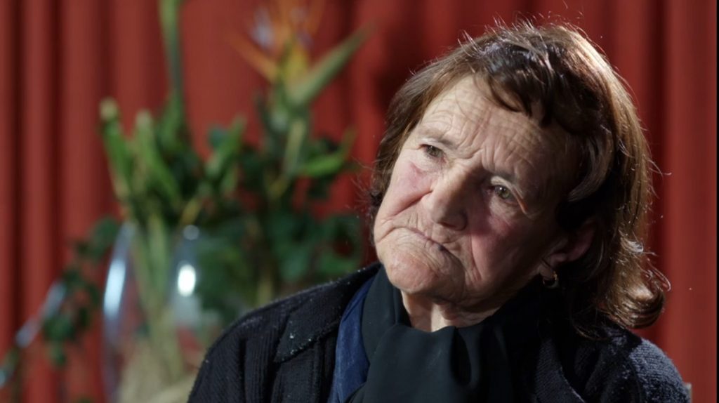 "Ela tem a amante do falecido marido em casa"