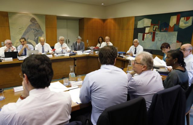 Em dia de balanço, Governo  anuncia fim de 2300 decretos-leis ultrapassados