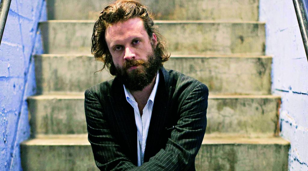 Em "God’s Favorite Customer", Father John Misty é um trovador atormentado
