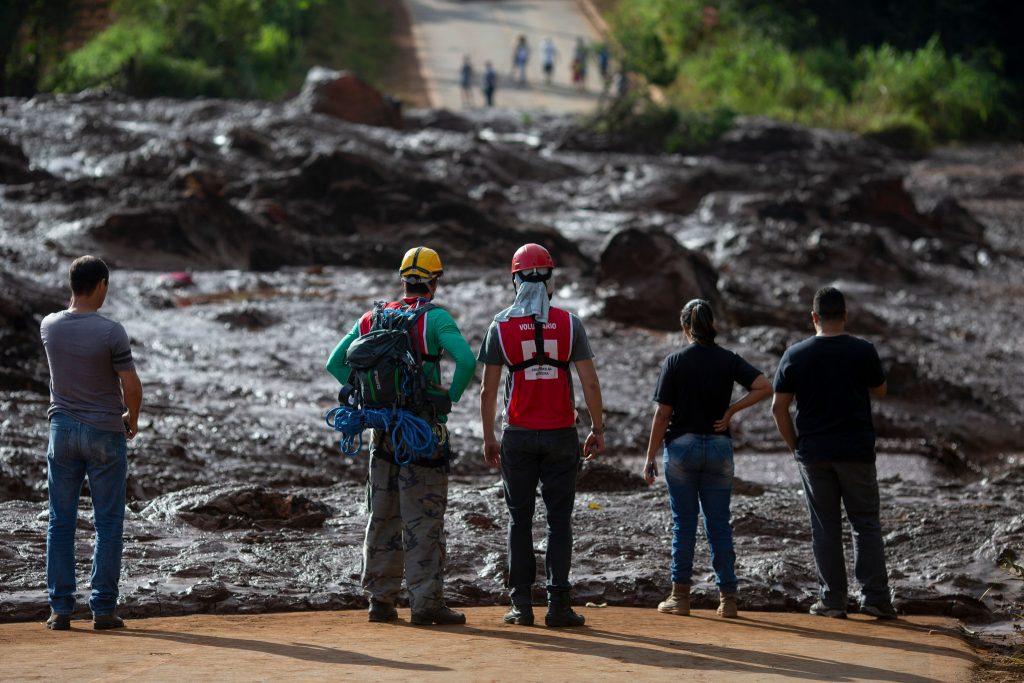 Encontrado autocarro com vítimas mortais do desastre em barragem no Brasil