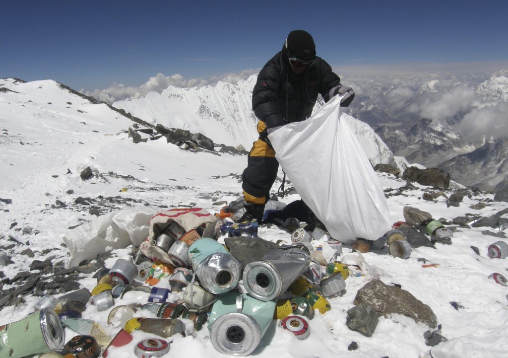 Engenheiros e arquitetos juntos para destruir (e aproveitar) os dejetos humanos deixados no Monte Everest