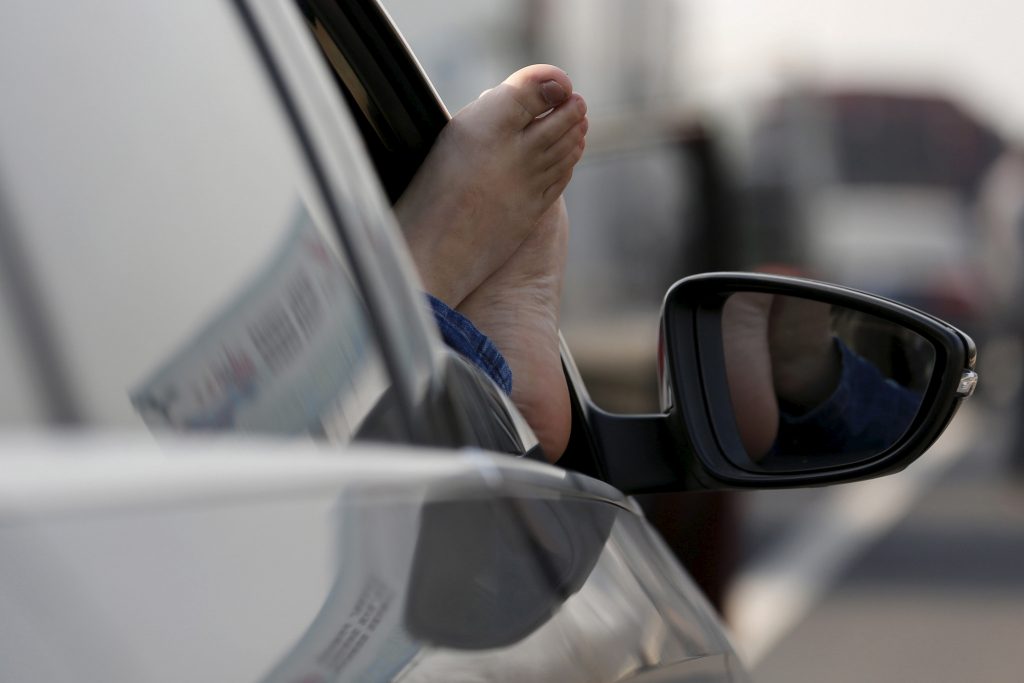 Enjoa ao ler num carro em movimento? Isso é porque o seu cérebro pensa que foi envenenado