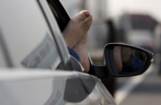 Enjoa ao ler num carro em movimento? Isso é porque o seu cérebro pensa que foi envenenado