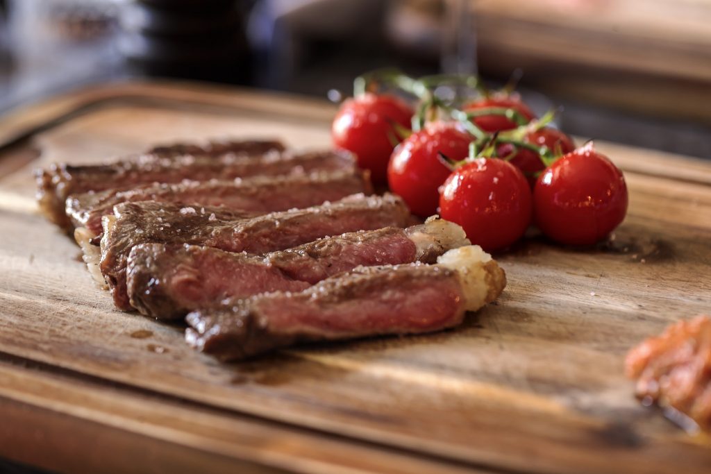 Entrecôte maturado grelhado a carvão, com brás de cogumelos e espargos verdes, por Luís Gaspar