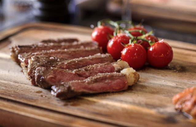 Entrecôte maturado grelhado a carvão, com brás de cogumelos e espargos verdes, por Luís Gaspar