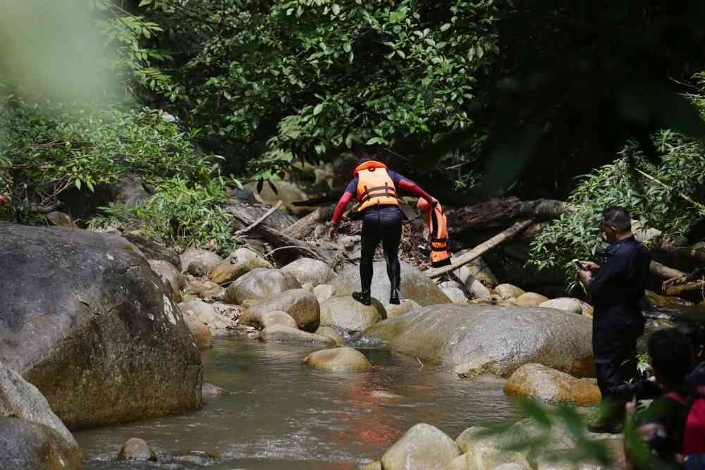 Equipas de resgate acreditam que a adolescente desaparecida na Malásia pode estar escondida na floresta