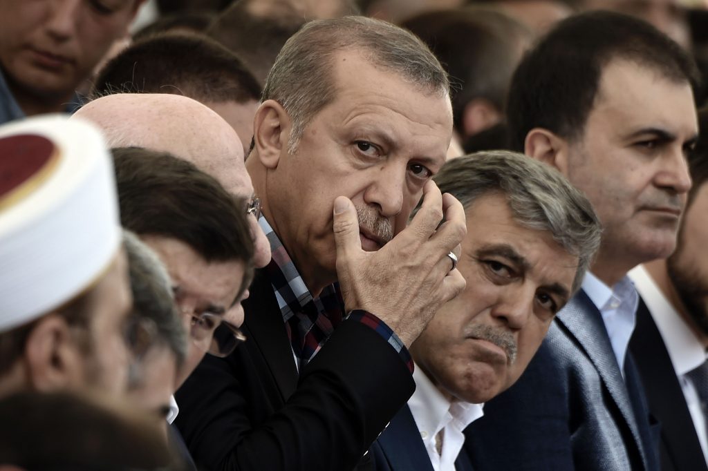 Erdogan responde ao golpe com purga gigante