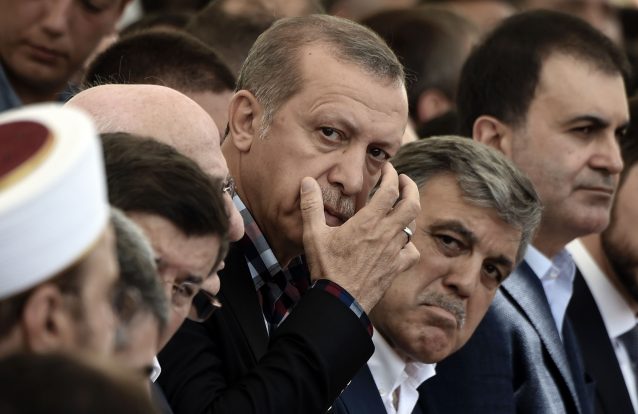 Erdogan responde ao golpe com purga gigante