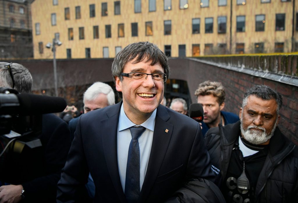 Espanha garante que nem escondido num porta-bagagens Puigdemont regressa à Catalunha sem ser preso