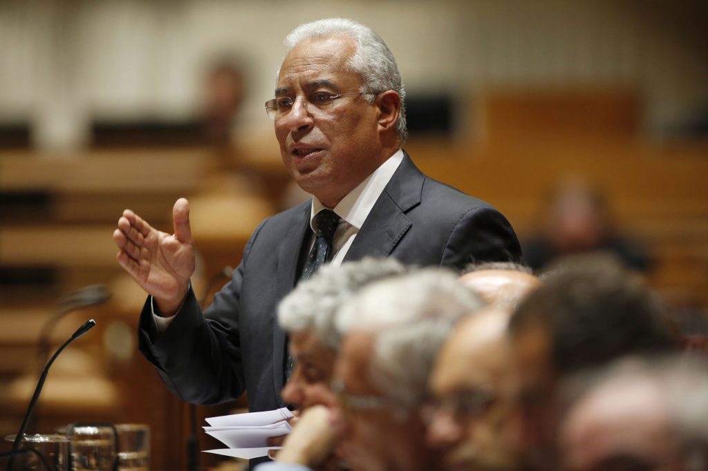 Esta crónica devia ser uma página em branco
