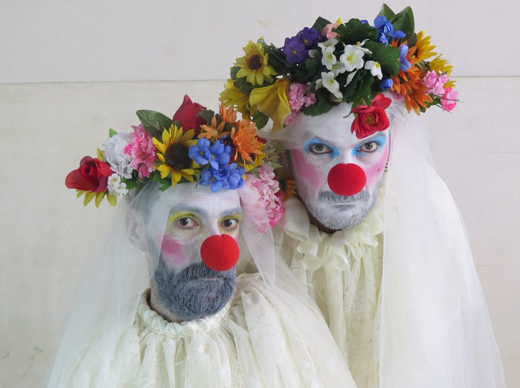 Está montado o circo, mandem entrar os palhaços