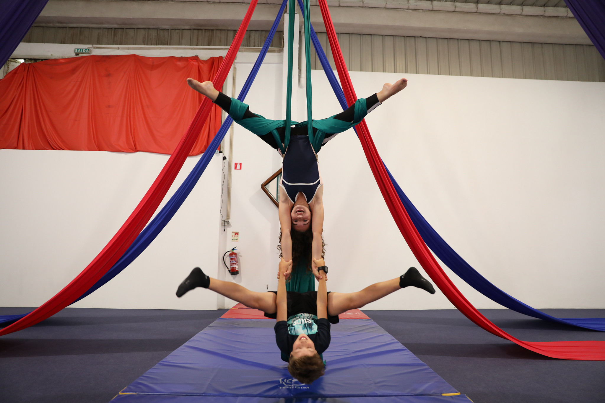 Aulas de tecido acrobático são uma forma diferente de perder peso