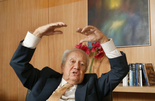 Estátuas, cabeças, nomes de ruas e a avenida que se abre para Soares