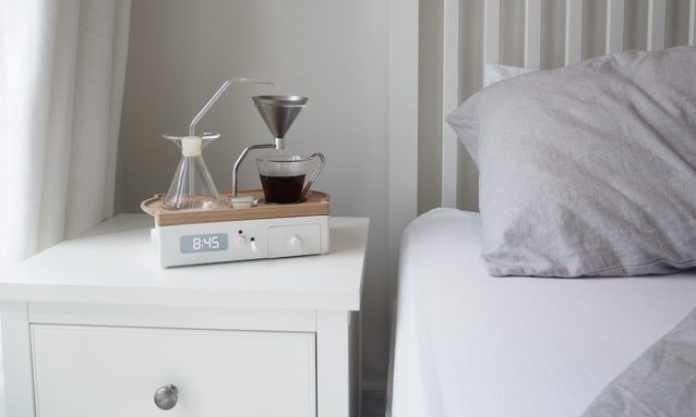Este despertador acorda-o com uma chávena de café
