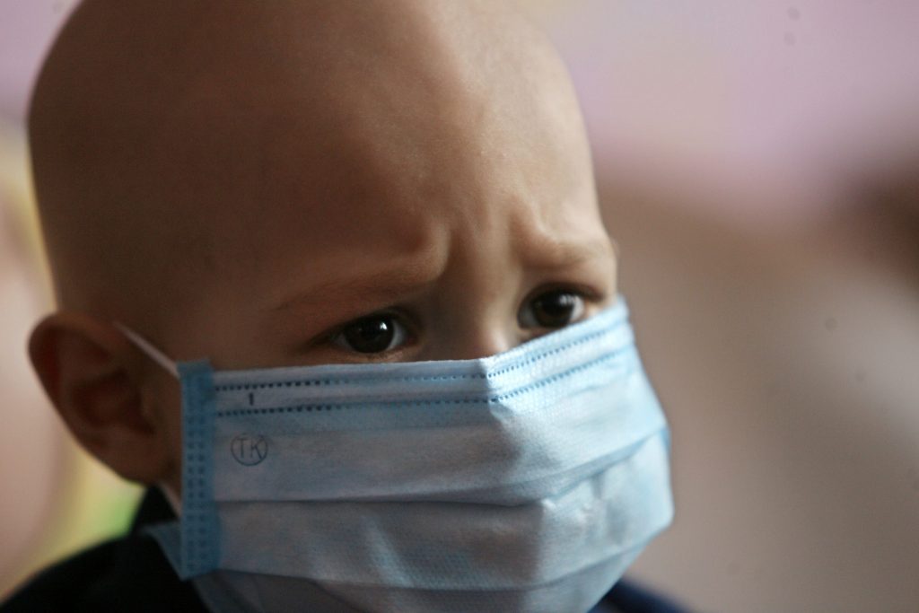 Estudo desvenda possível explicação para cancro do sangue raro em crianças