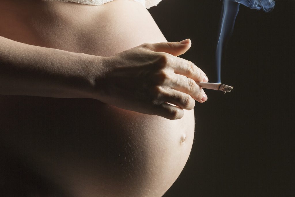 Estudo diz que fumar durante a gravidez aumenta para o dobro o risco de morte súbita do bebé