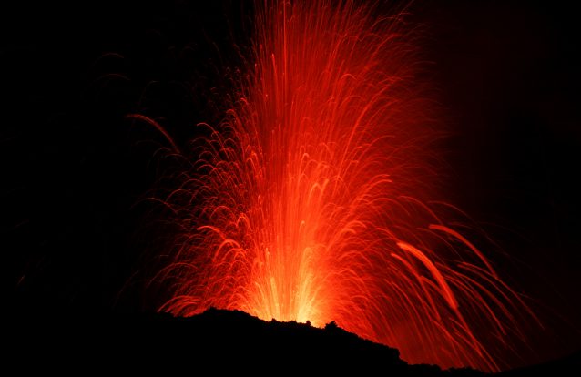 Etna em erupção: As imagens de um espetáculo incrível mas inofensivo