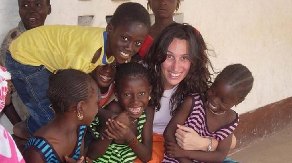 Eva manifestou-se contra a proibição das saias curtas nas escolas e acabou expulsa de Moçambique
