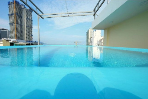 Expectativa vs realidade: a piscina infinita de um hotel no Vietname que, afinal, era um jacuzzi. E que não é caso único