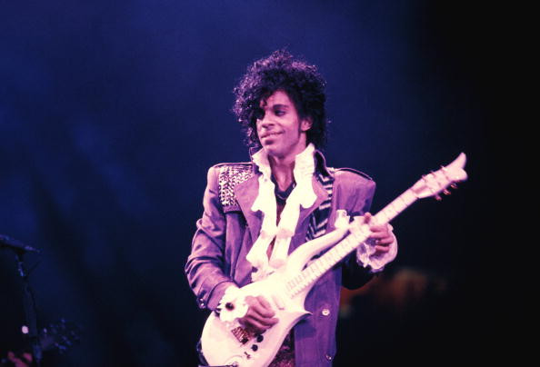 Família de Prince vai processar hospital que tratou músico dias antes de morrer