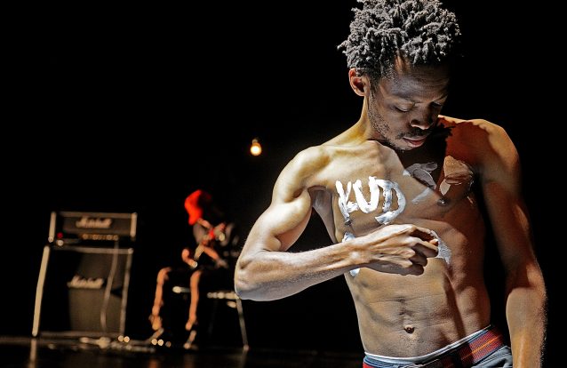 Faustin Linyekula continua a dançar para nós