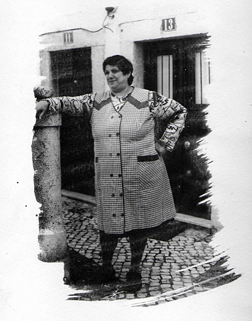 Figuras de Alfama estão impressas nas paredes do bairro