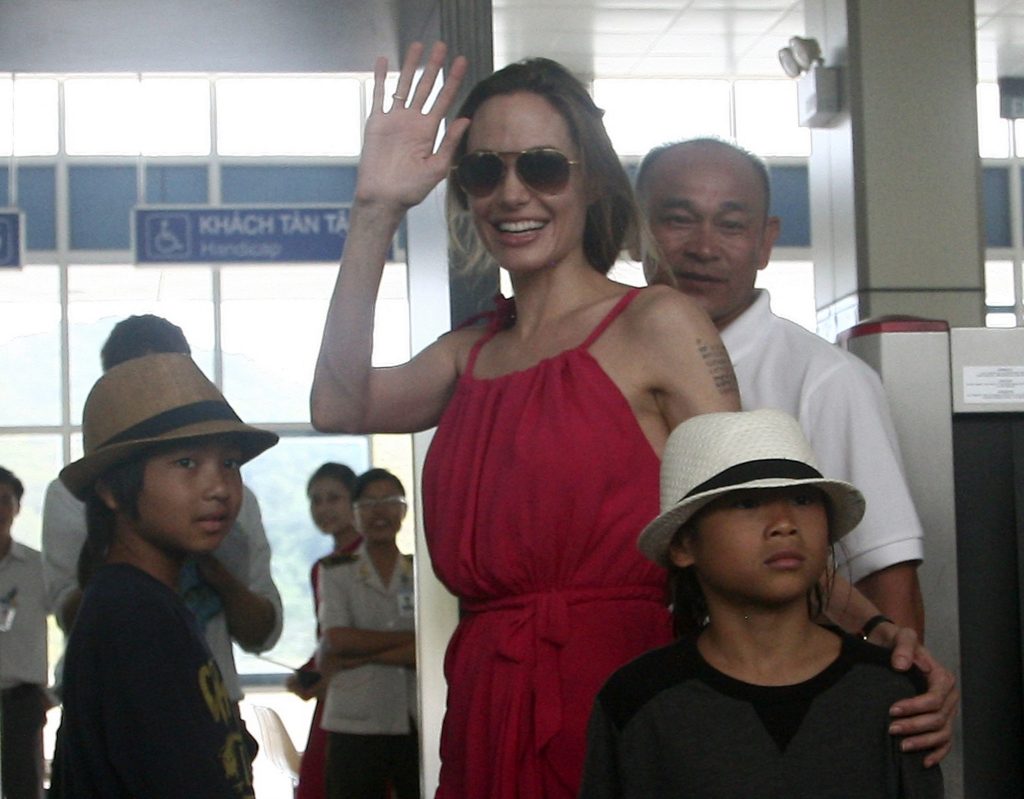 Filhas de Angelina Jolie solidárias com família do Camboja