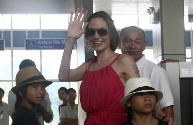 Filhas de Angelina Jolie solidárias com família do Camboja