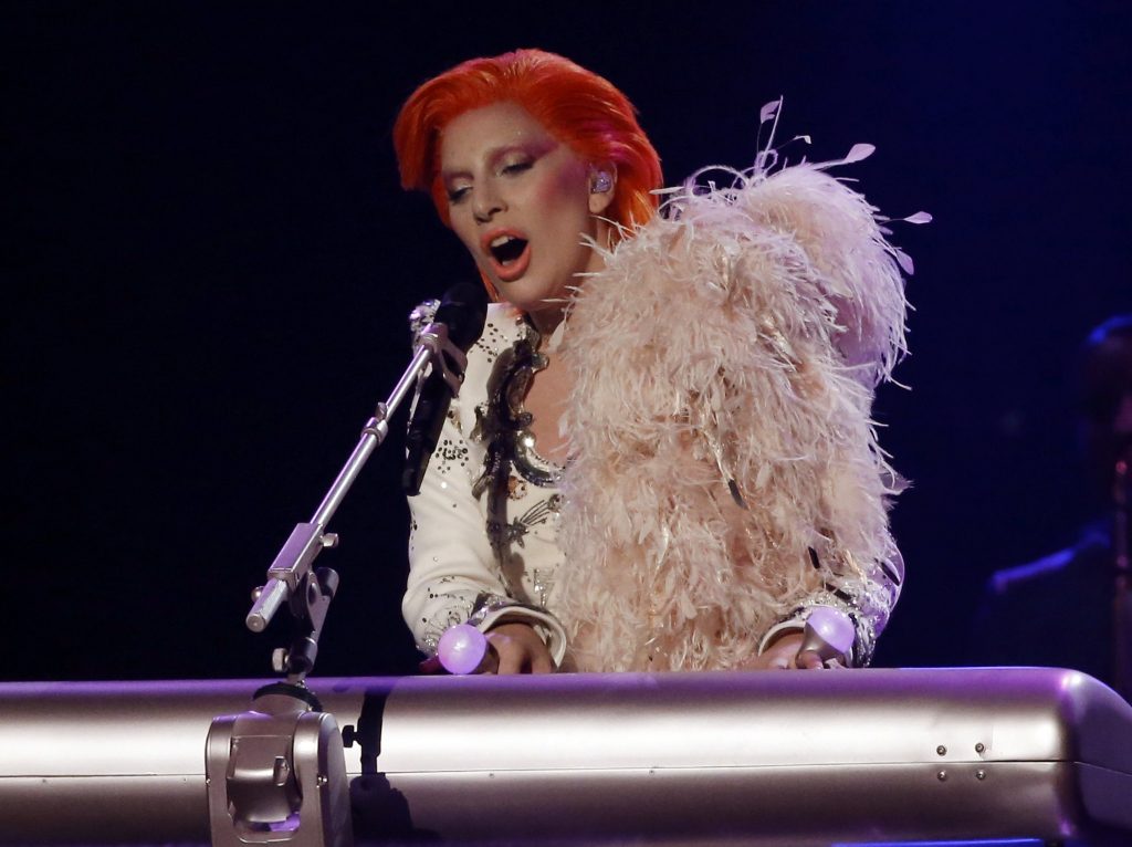 Filho de David Bowie vai ao dicionário para criticar tributo de Lady Gaga ao pai