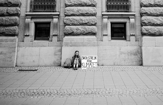Foto da primeira greve climática de Greta Thunberg torna-se viral