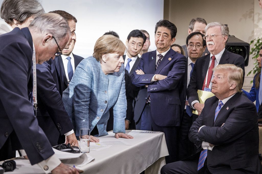 Foto viral de Trump no G7 inspira memes e tweets para todos os gostos