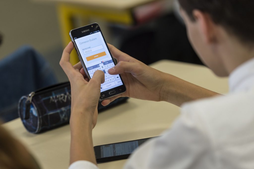 Usar o telemóvel na sala de aula: Sim ou Não?