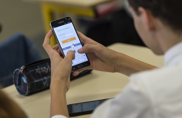 França proibe o uso de telemóvel nas escolas. E se fosse cá?