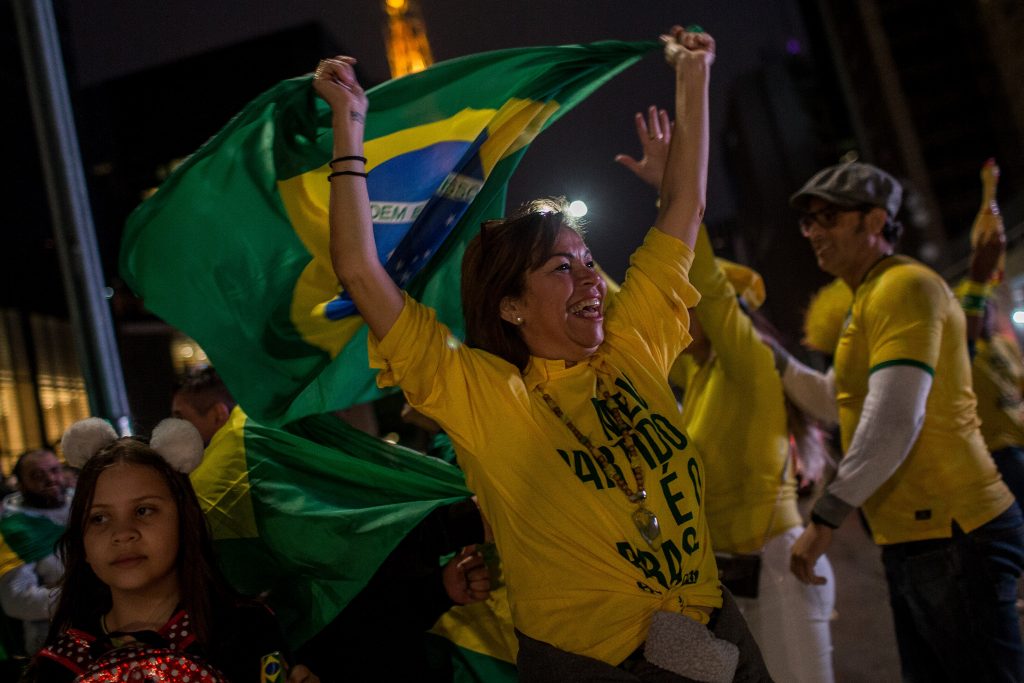 Frases da campanha de Bolsonaro entoadas nos festejos da vitória em Brasília