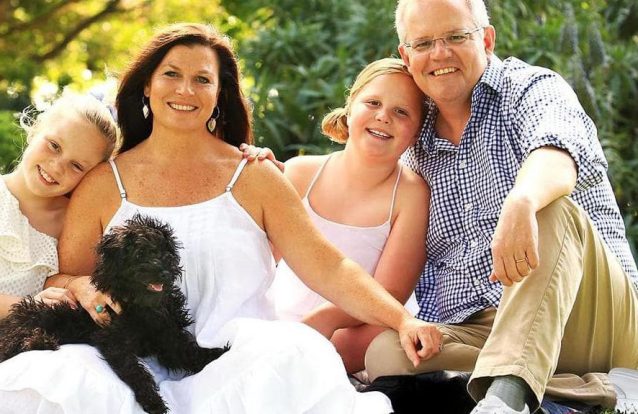 Gaffe de Photoshop deixa primeiro-ministro australiano com dois pés esquerdos