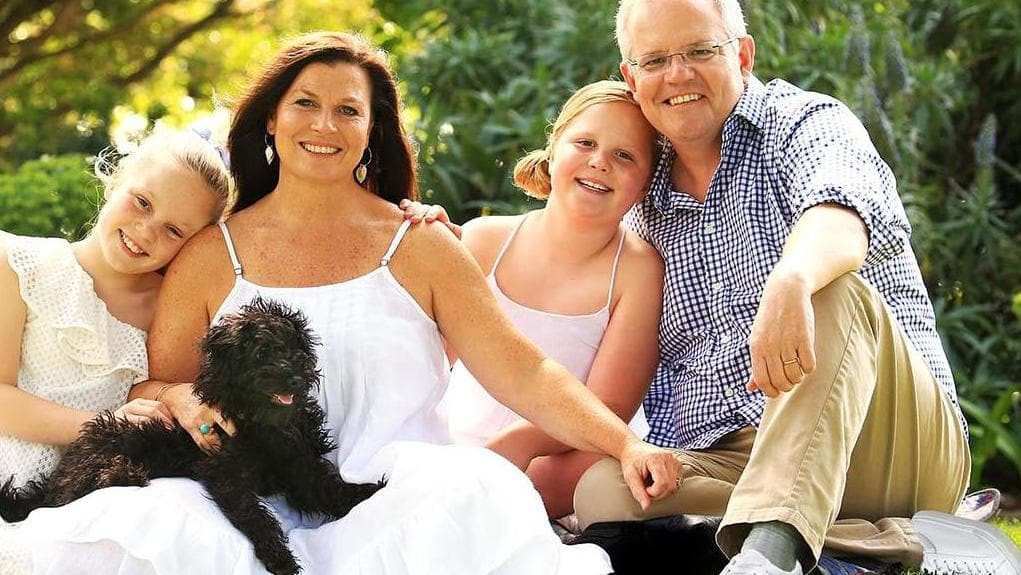 Gaffe de Photoshop deixa primeiro-ministro australiano com dois pés esquerdos