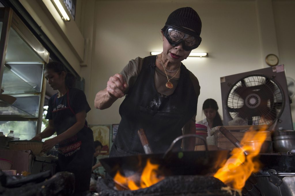 Ganhou uma estrela Michelin a fazer 'street food' em Banguecoque mas agora quer devolver o prémio