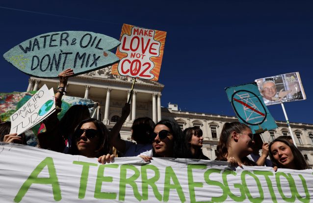 Greve estudantil pelo clima: «Até vim de camisa para ver se me levam a sério!» 