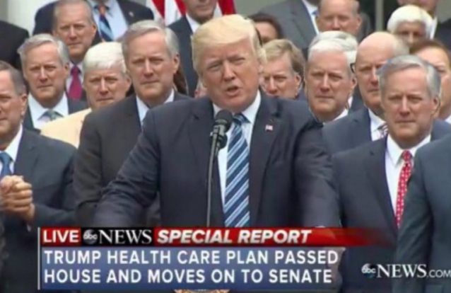 Há algo muito errado nesta imagem de Trump, mas passa despercebido à primeira vista